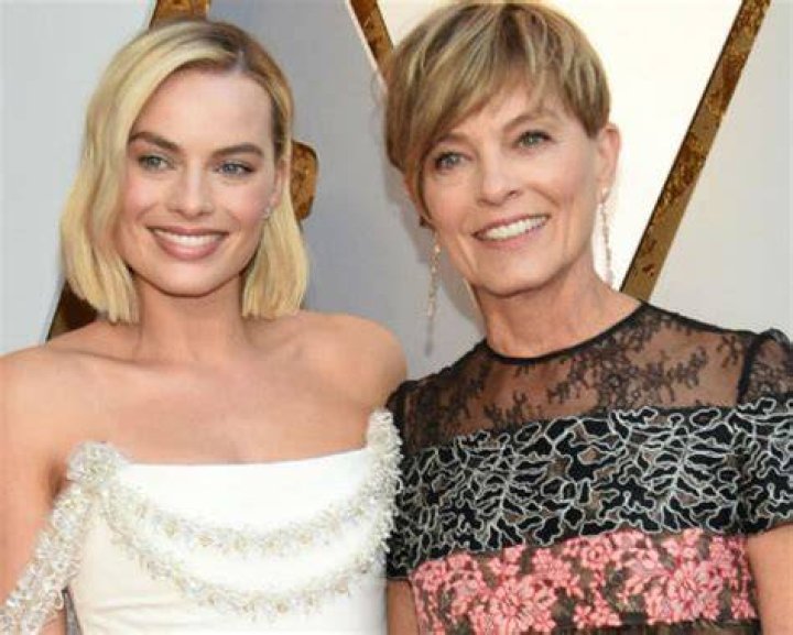 Margot Robbie Parents, Ethnicity, Age, Wiki, Biography, Height, Husband