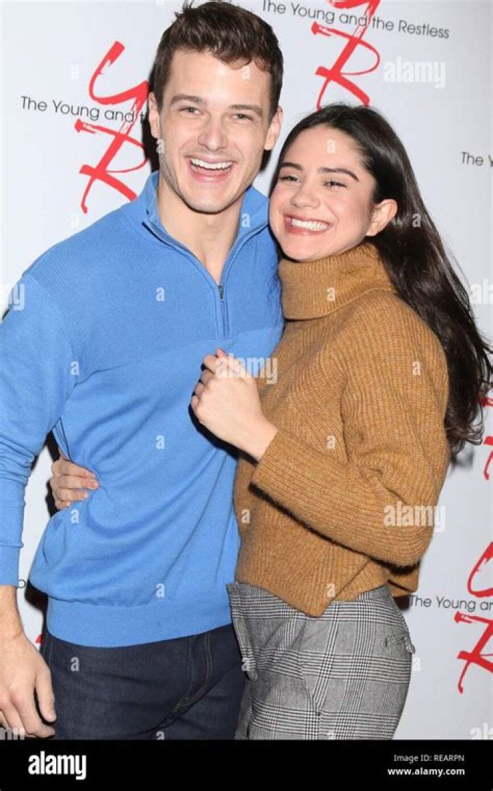 Michael Mealor, Sasha Calle en la terminal de llegadas PARA LOS J&Oacute;VENES