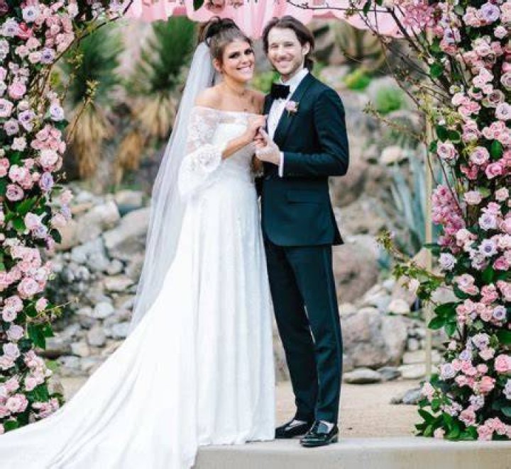 Molly Tarlov Marries Alexander Noyes See Her Wedding Dress