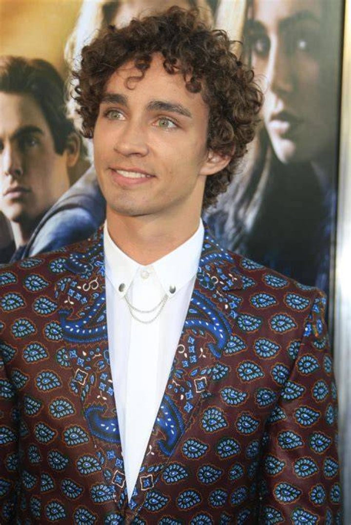 Mortal Engines&rsquo; Robert Sheehan Wears Sheer Shirt & Sarong to Comic Con