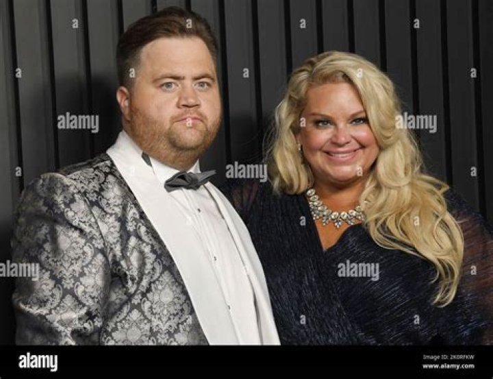 Paul Walter Hauser&rsquo;s Wife Shows Off Baby Bump at Golden Globes
