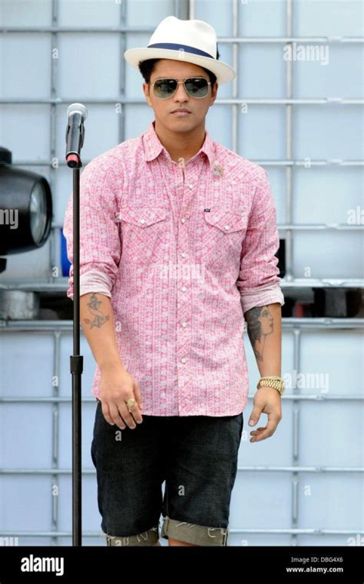 Peter Gene Hernandez aka "Bruno Mars."💜 💚 Smart Hairstyles, Square Face