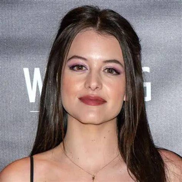 Sara Waisglass: Age, Height, Early Life, Career And Net Worth
