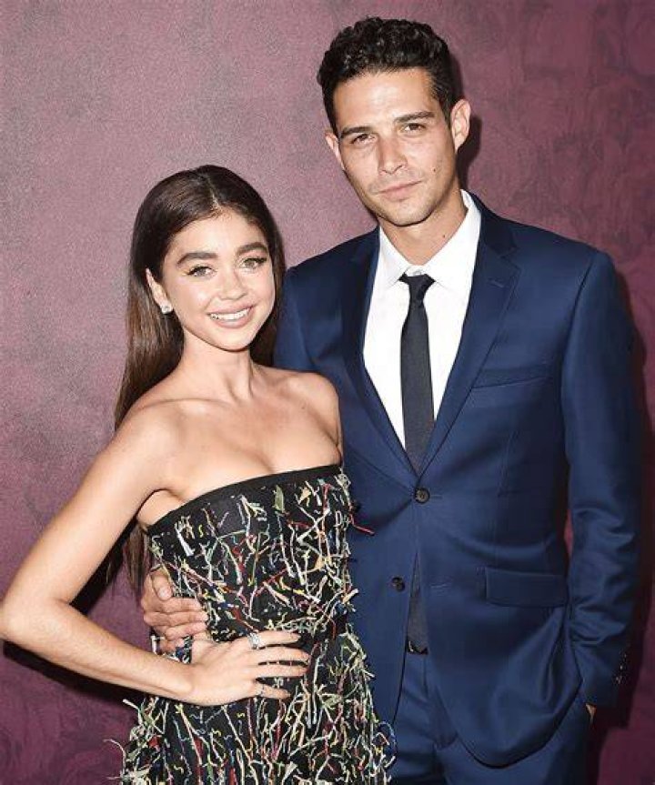 Sarah Hyland with boyfriend Dominic Sherwood. I love her braving that