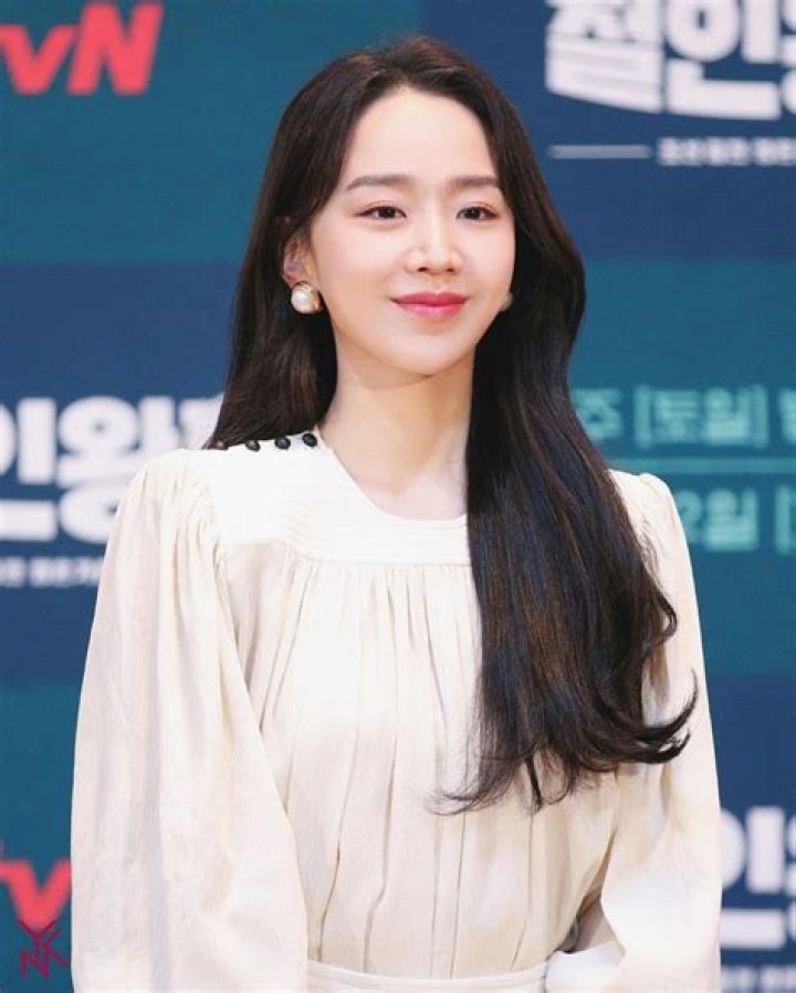 Shin Hye Sun Gets Interviewed By Ahn Bo Hyun In &ldquo;See You In My 19th