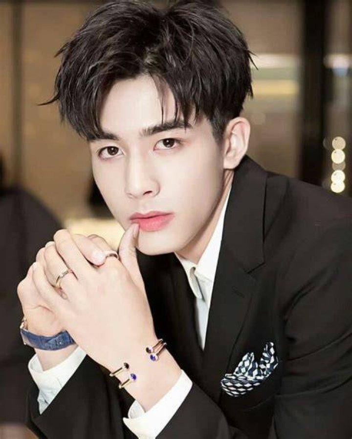 SONG WEILONG 宋威龙 on Instagram &ldquo;good mood😚 __ &copy; Weibo [21.04.11
