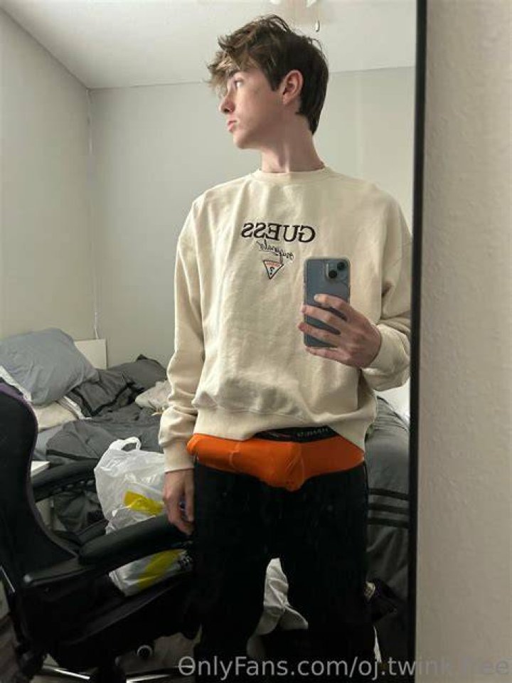 Straight Twink who Joined OnlyFans after 18th Birthday goes Gay