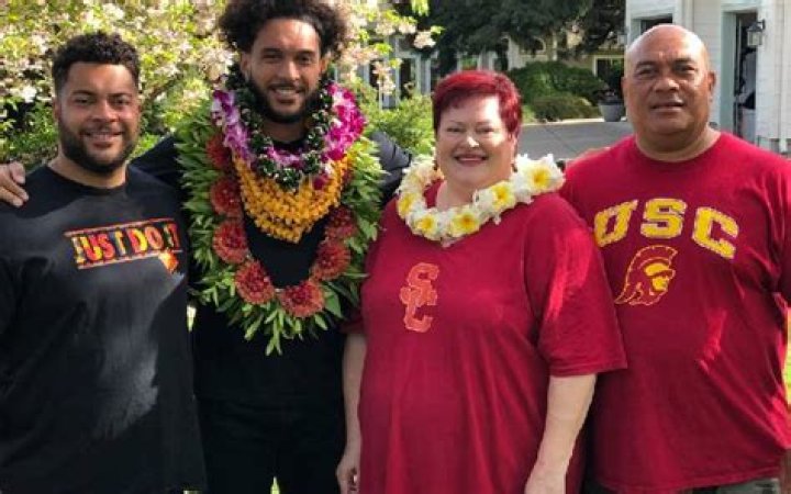Talanoa Hufanga family, wife, children, parents, siblings