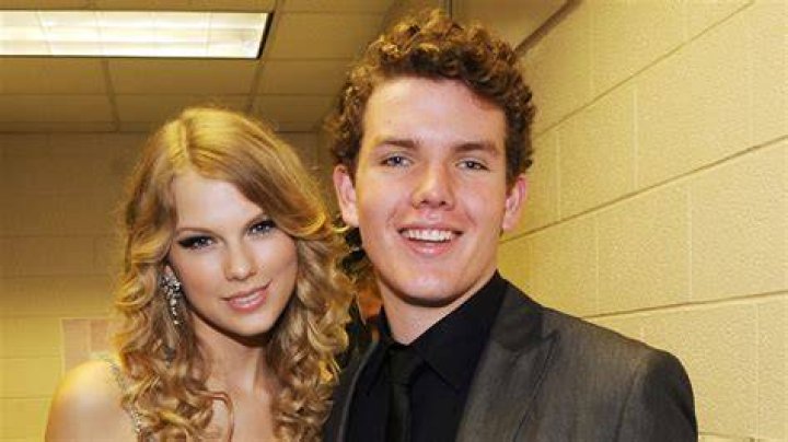 TAYLOR SWIFT and Her Brother Austin Night Out in New York HawtCelebs