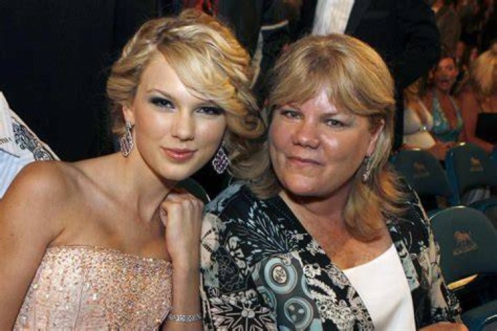 Taylor Swift Mom Lodge State