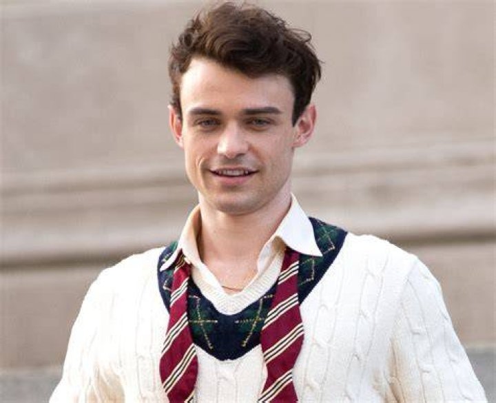 Thomas Doherty's Relationship History Everything We Know Girlfriend