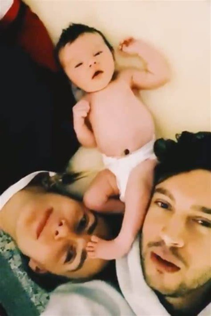Tyler Joseph with daughter Rosie. Twenty one pilots, One pilots