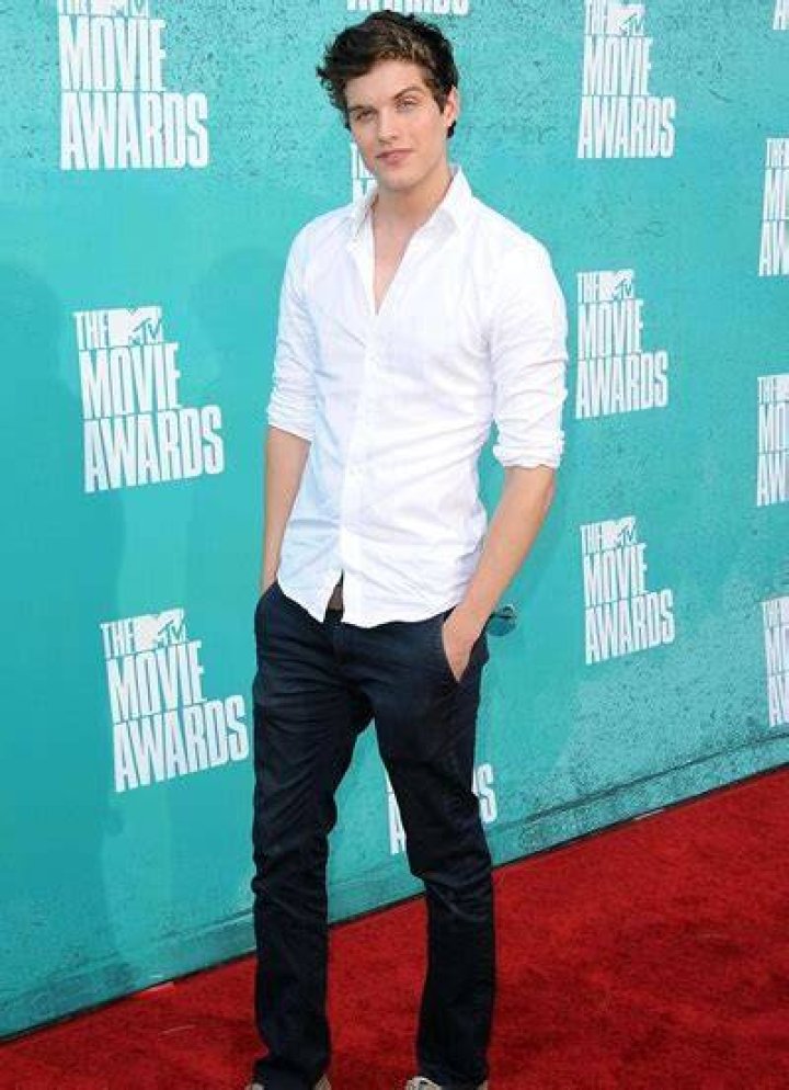 Uncover The Secrets Behind Daniel Sharman's Height, Weight & Body Stats
