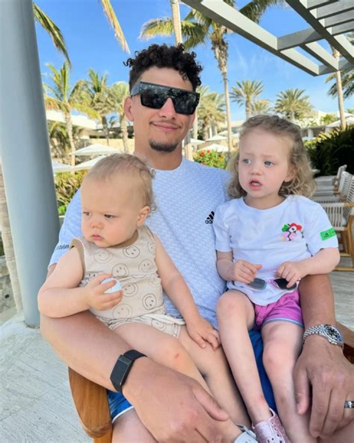 Vacation Vibes Patrick Mahomes Poses for &ldquo;Beautiful&rdquo; Family Phics as