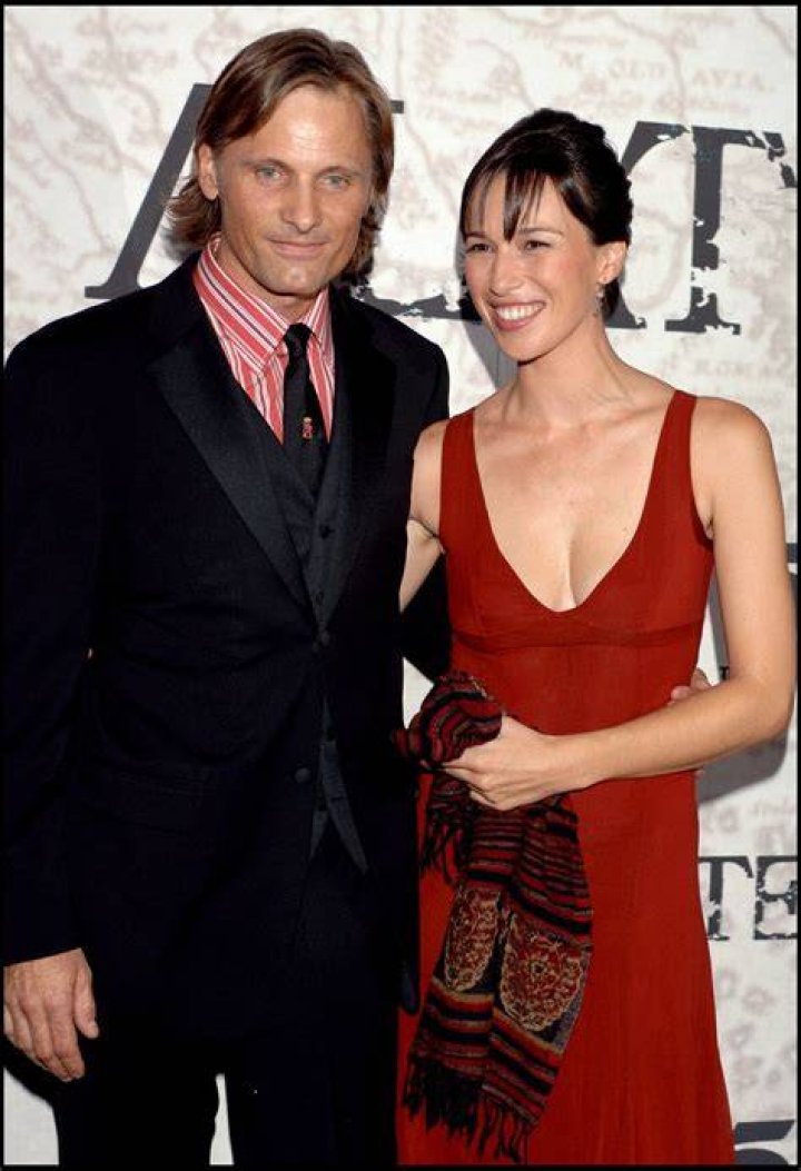 Viggo Mortensen et Ariadna Gil se prom&egrave;nent &agrave; Madrid le 21 mars 2013