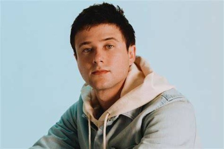 What is Alec Benjamin gender? |