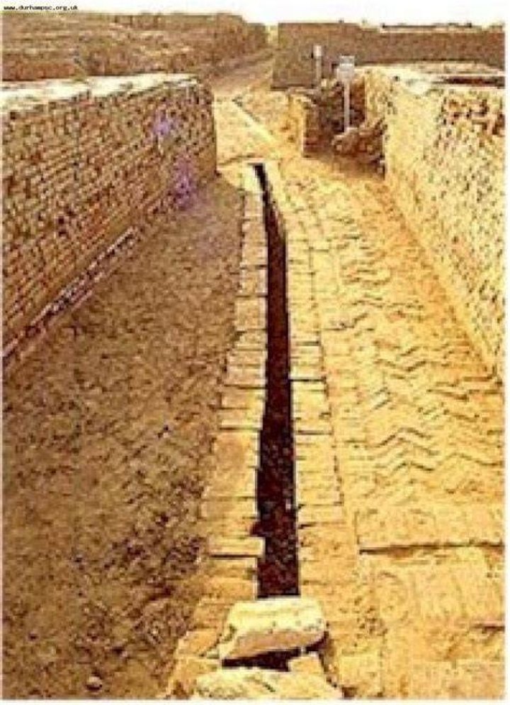 What was the primary material of the drains at Mohenjo Daro?