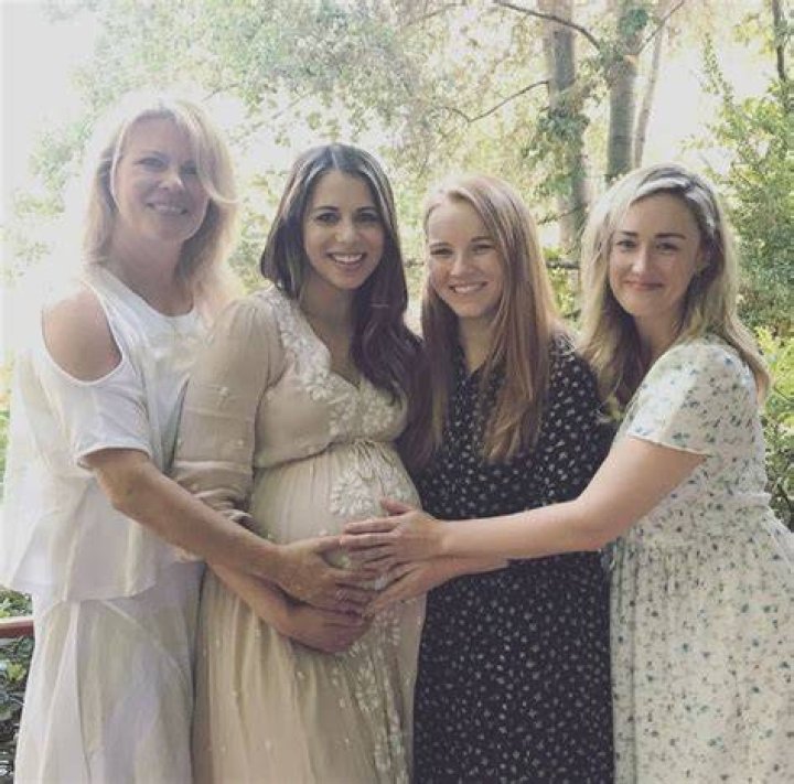 Who are Laura Bailey siblings?
