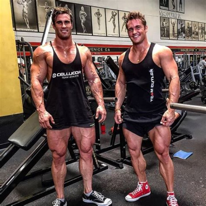 Who is Calum Von Moger girlfriend?
