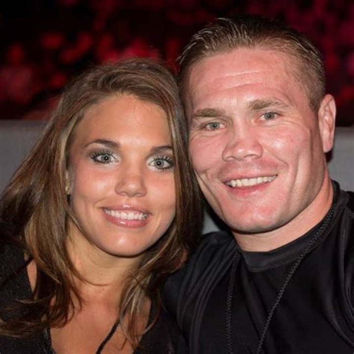 Who is Joe Riggs wife Lisa Riggs?