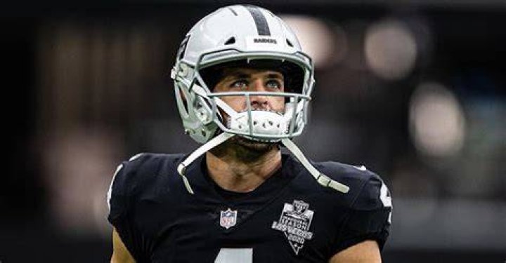 Why does Derek Carr wear eyeliner?